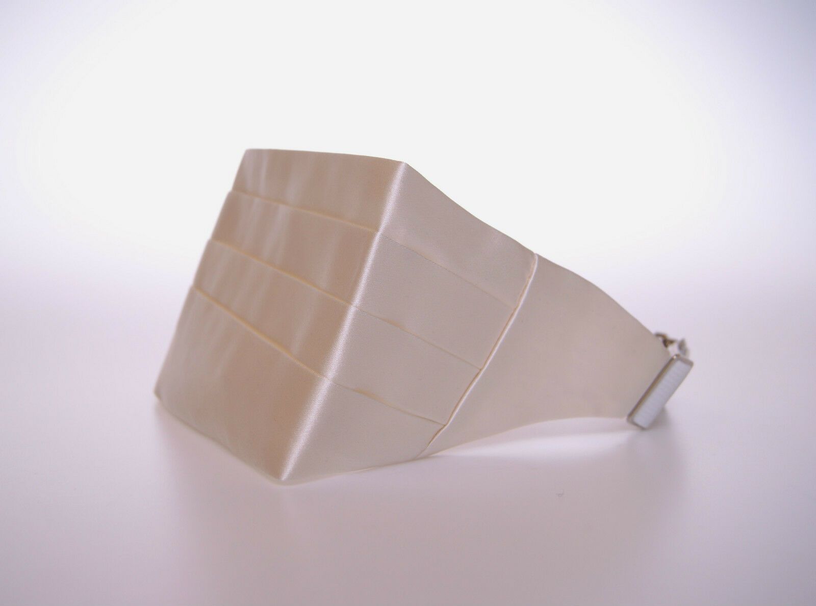 Elegant White Silk Cummerbund - ventzia
