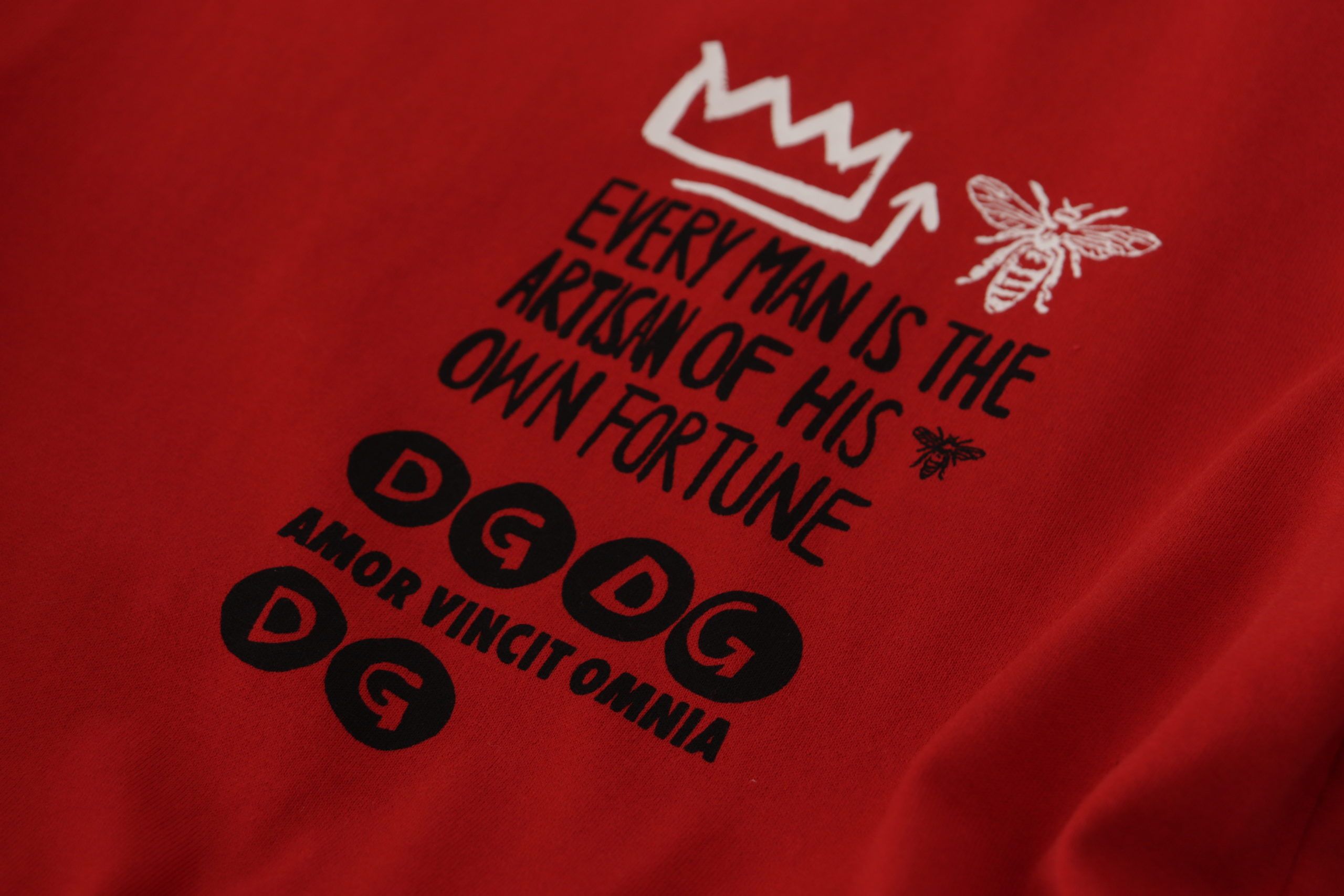 Red Amor Vincit Omnia Crewneck T-shirt - ventzia