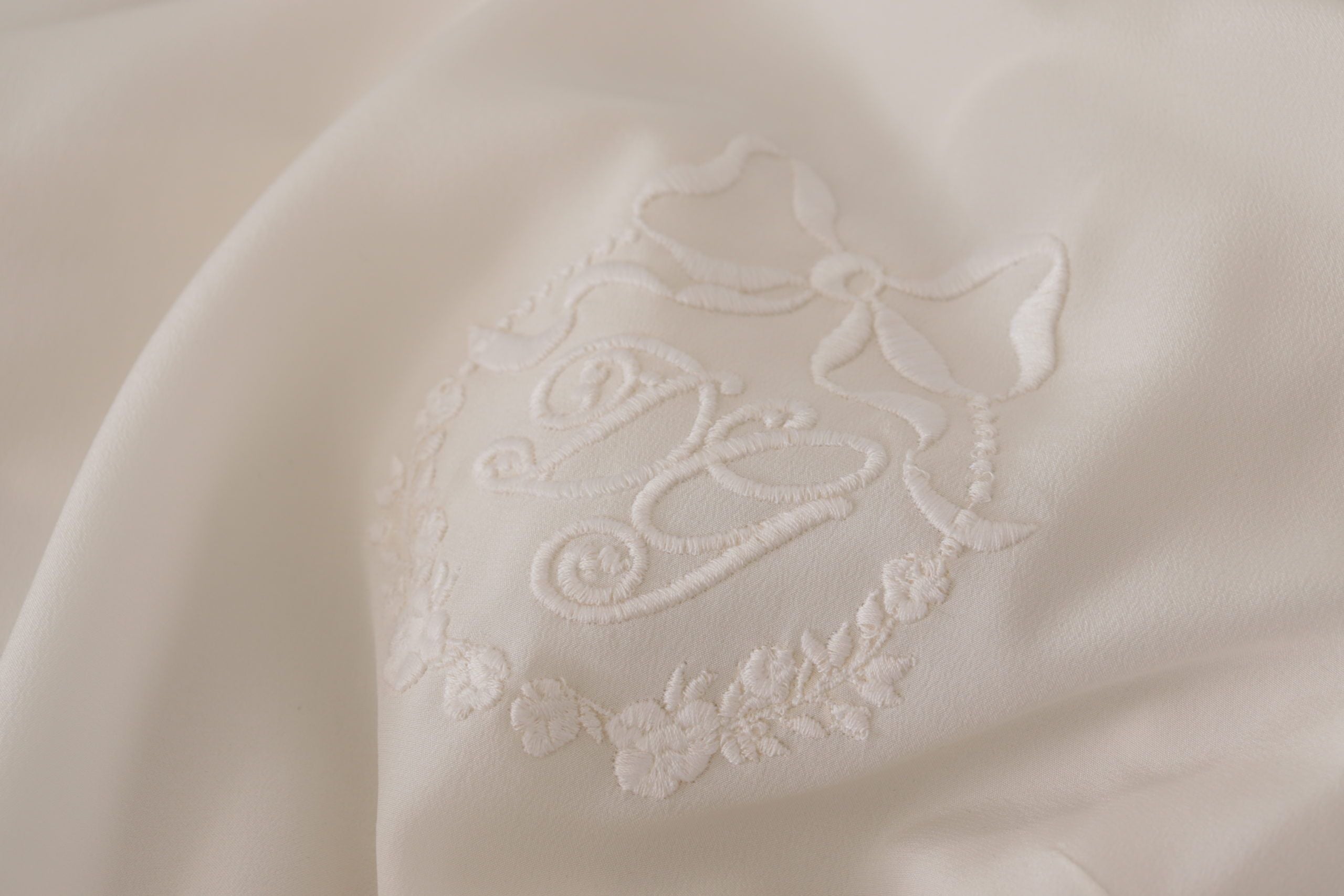White Silk DG Logo Embroidered Long Sleeves Blouse - ventzia