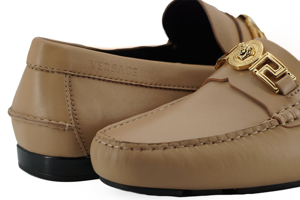 Exquisite Medusa Gold-Tone Leather Loafers - ventzia