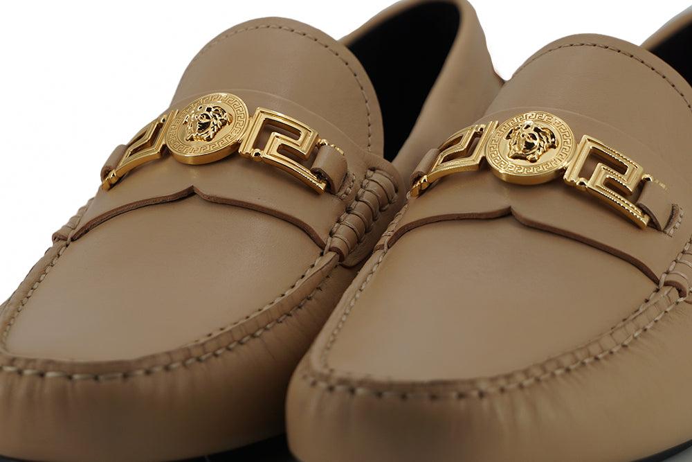 Exquisite Medusa Gold-Tone Leather Loafers - ventzia