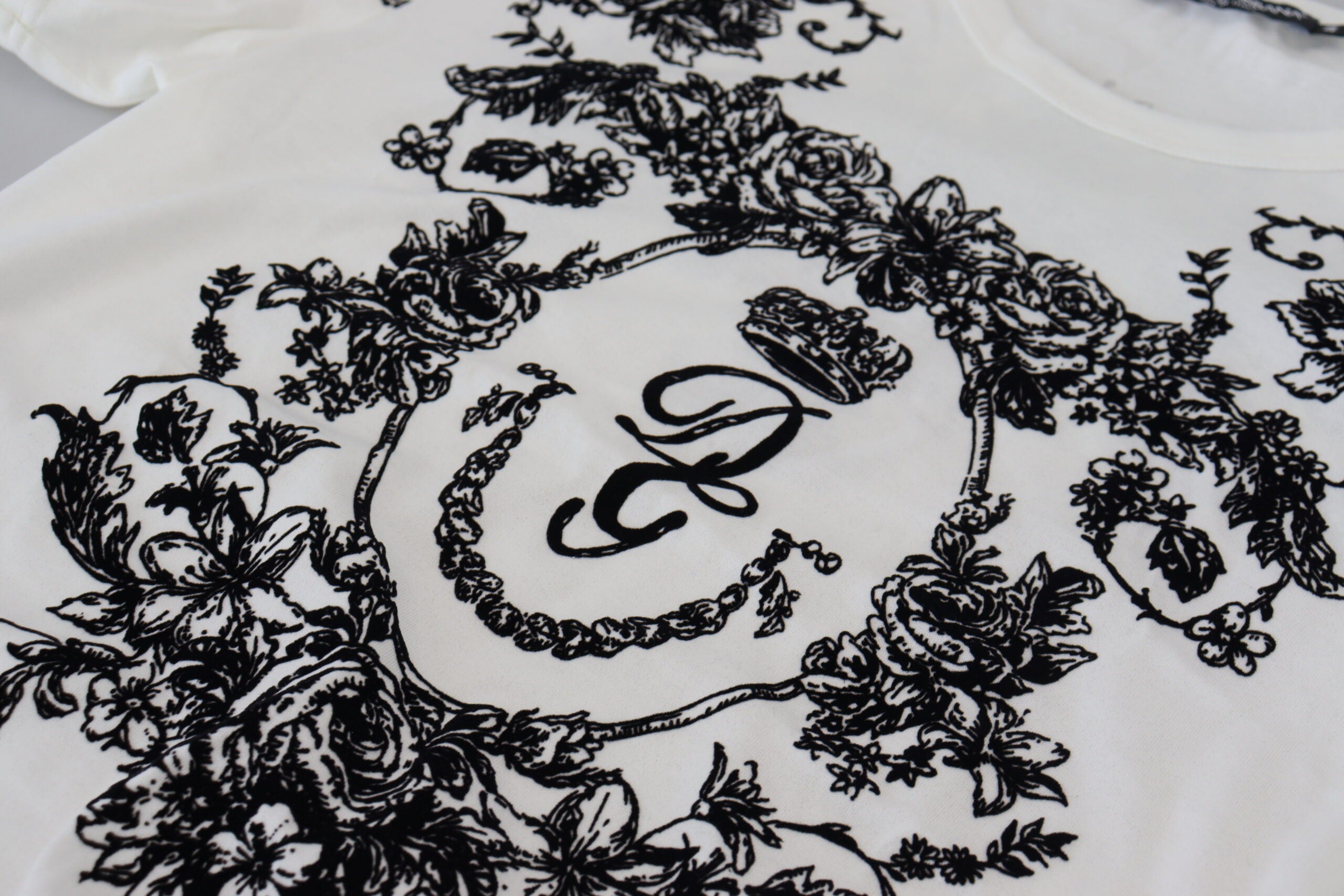 White DG Crown Floral Crewneck Men T-shirt - ventzia