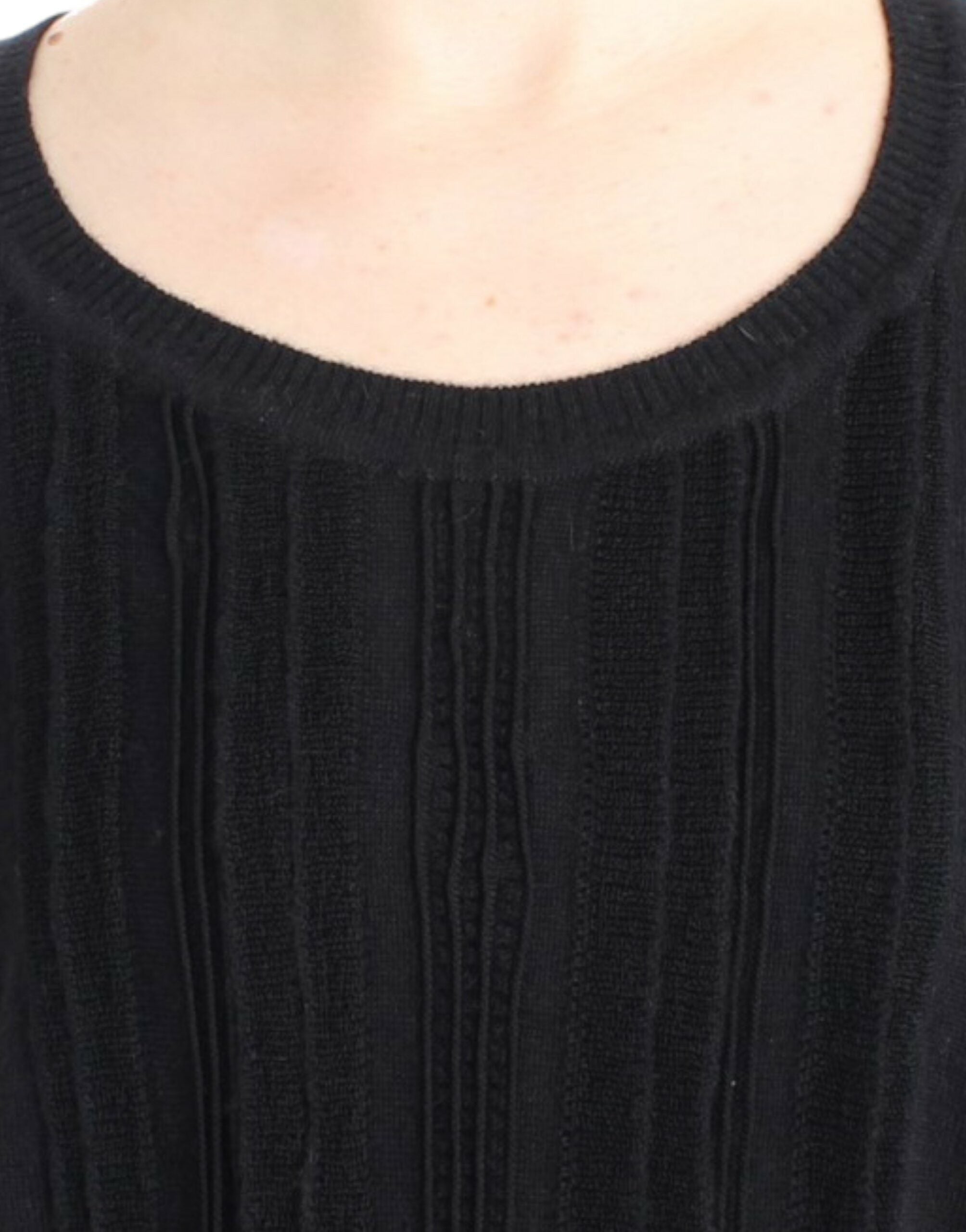 Elegant Short Sleeved Black Jumper - ventzia