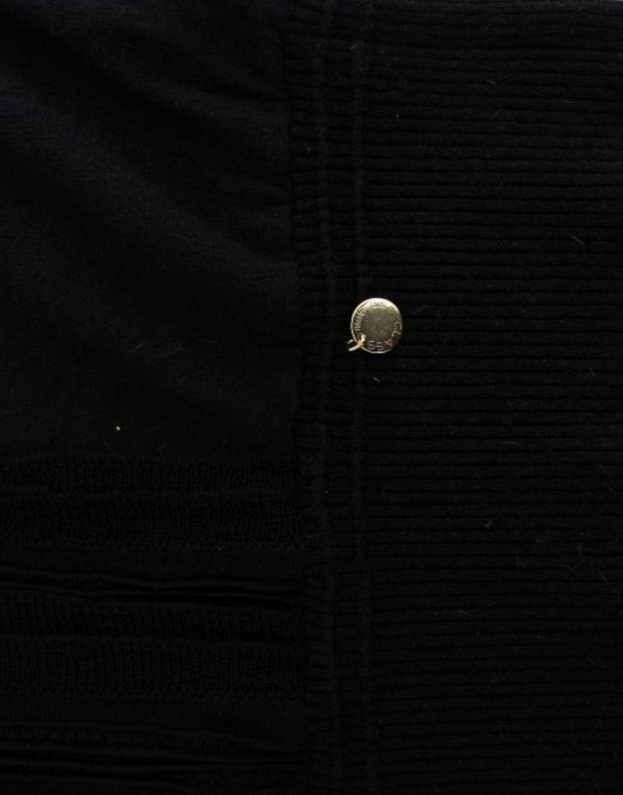 Elegant Short Sleeved Black Jumper - ventzia