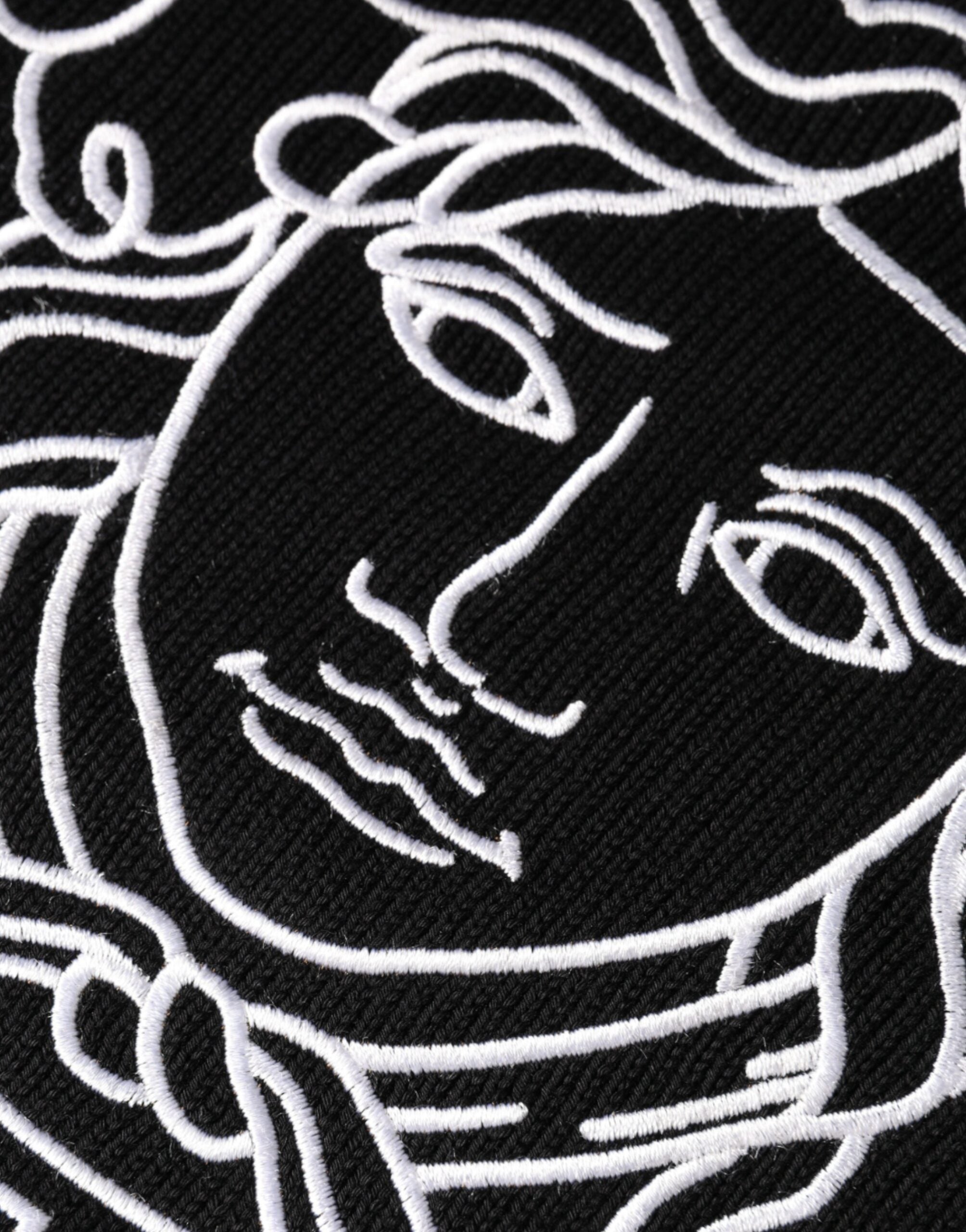 Black Medusa Embroidery Crew Neck Pullover Sweater - ventzia