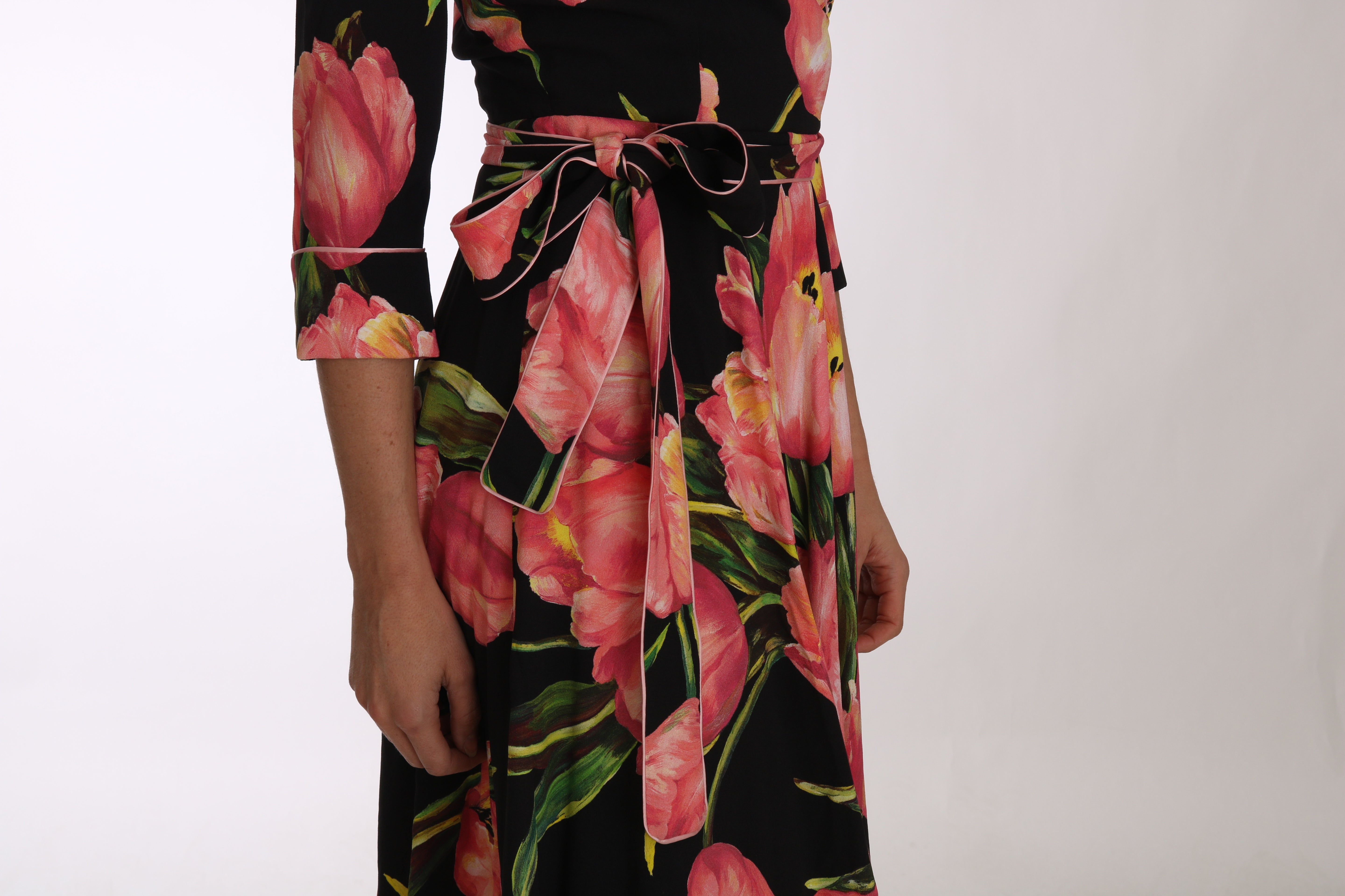 Elegant Black Shift Dress with Pink Tulips Print - ventzia