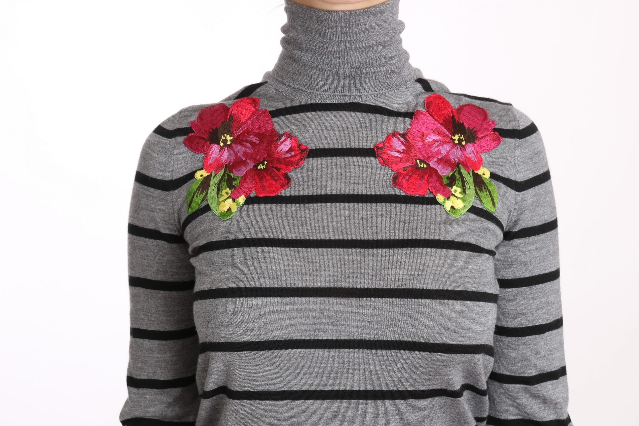 Elegant Embroidered Cashmere-Silk Sweater - ventzia