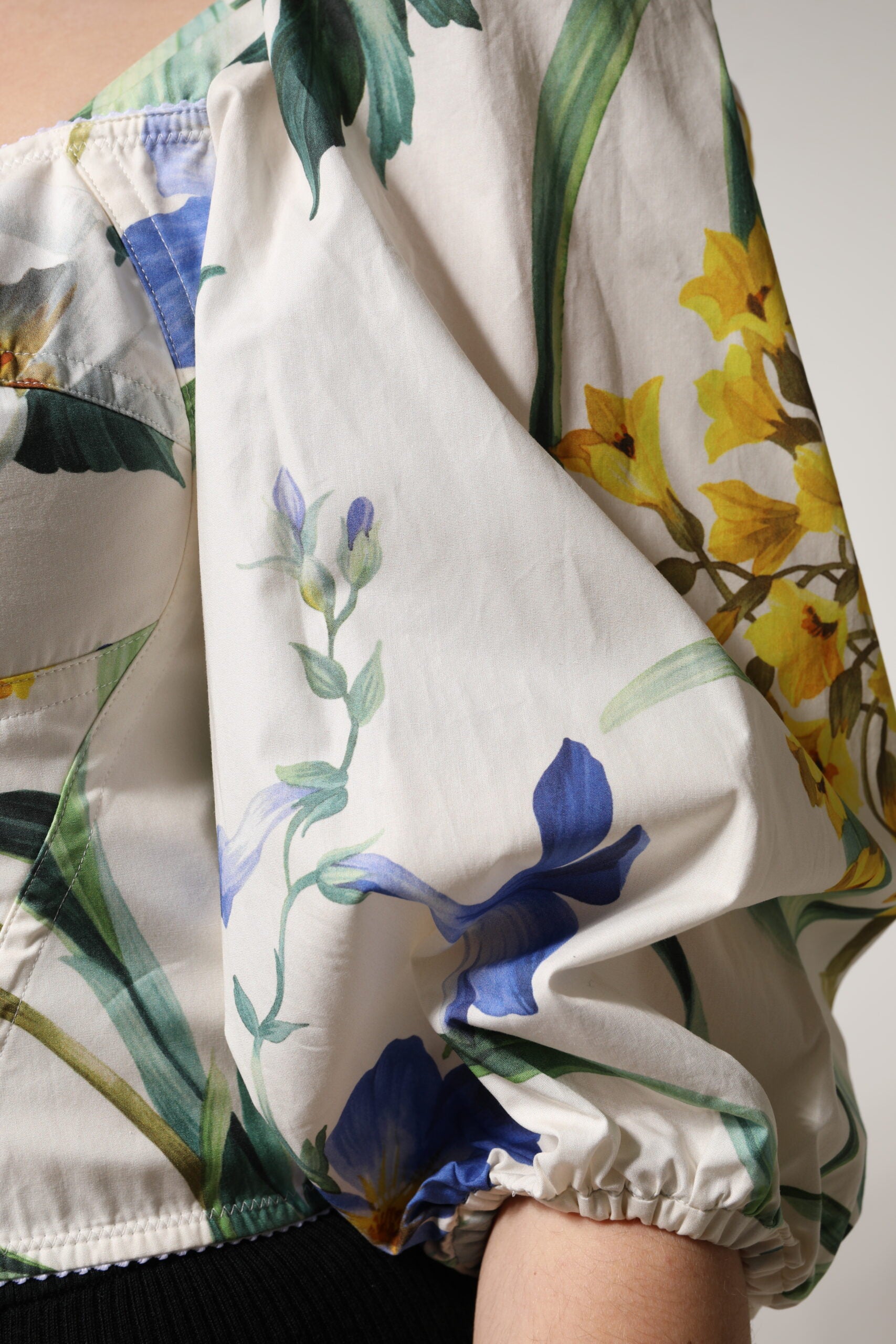 White Floral Puff Sleeves Crop Blouse Top - ventzia