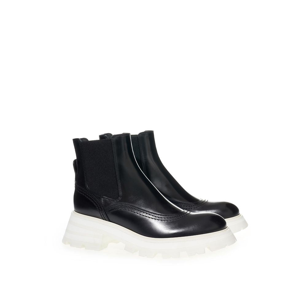 Elegant Leather Boots in Timeless Black - ventzia