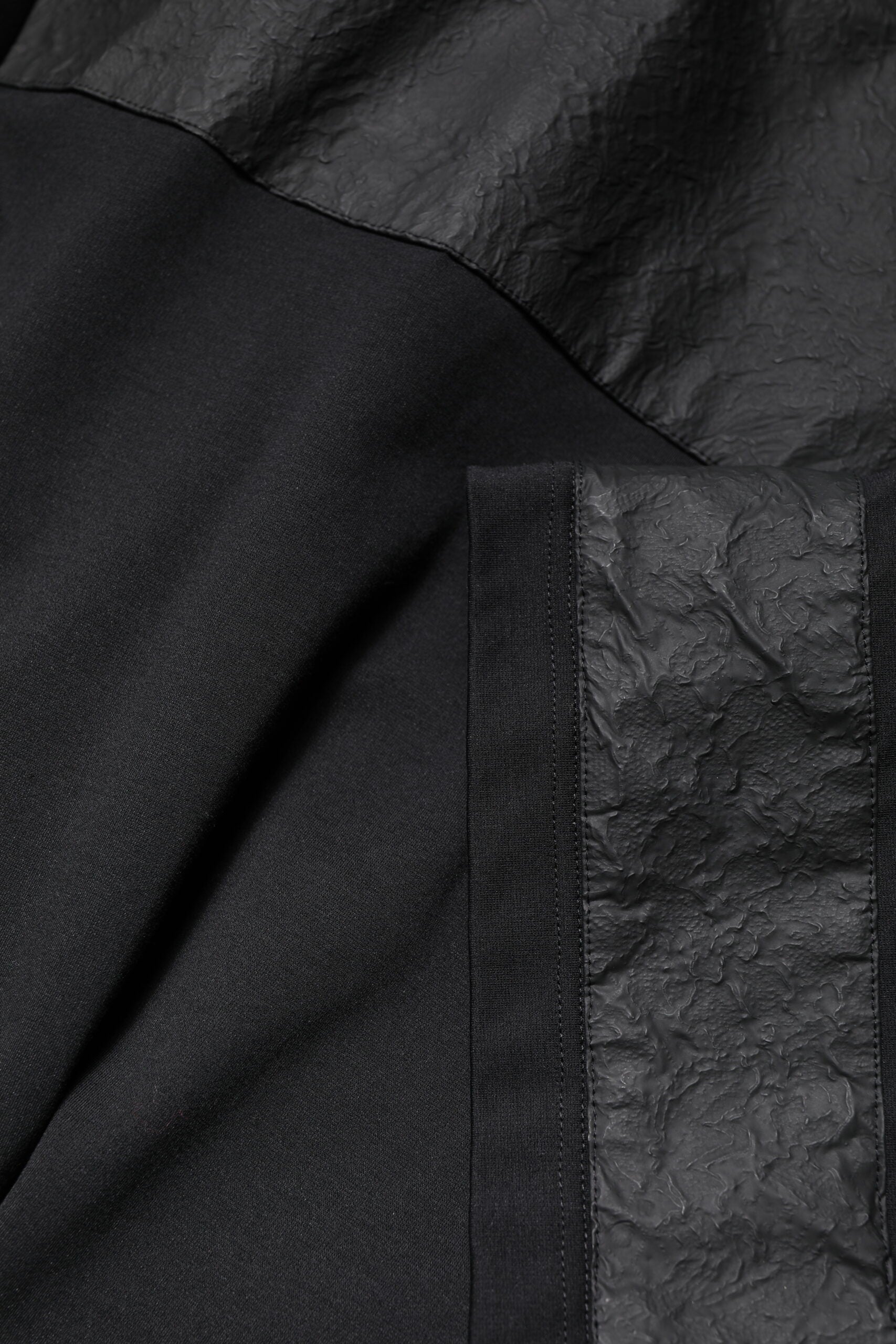 Black Cotton Short Sleeves V-neck T-shirt - ventzia