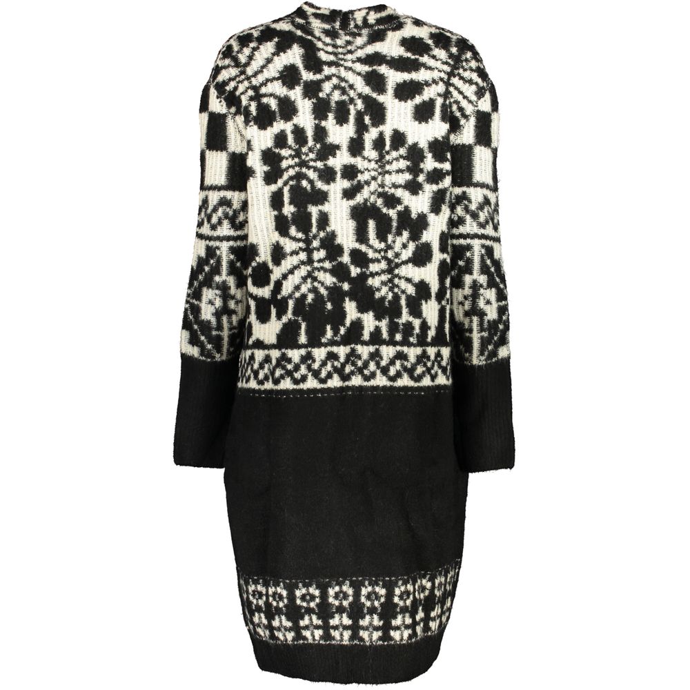 Chic Long Sleeved Coat with Contrast Details - ventzia