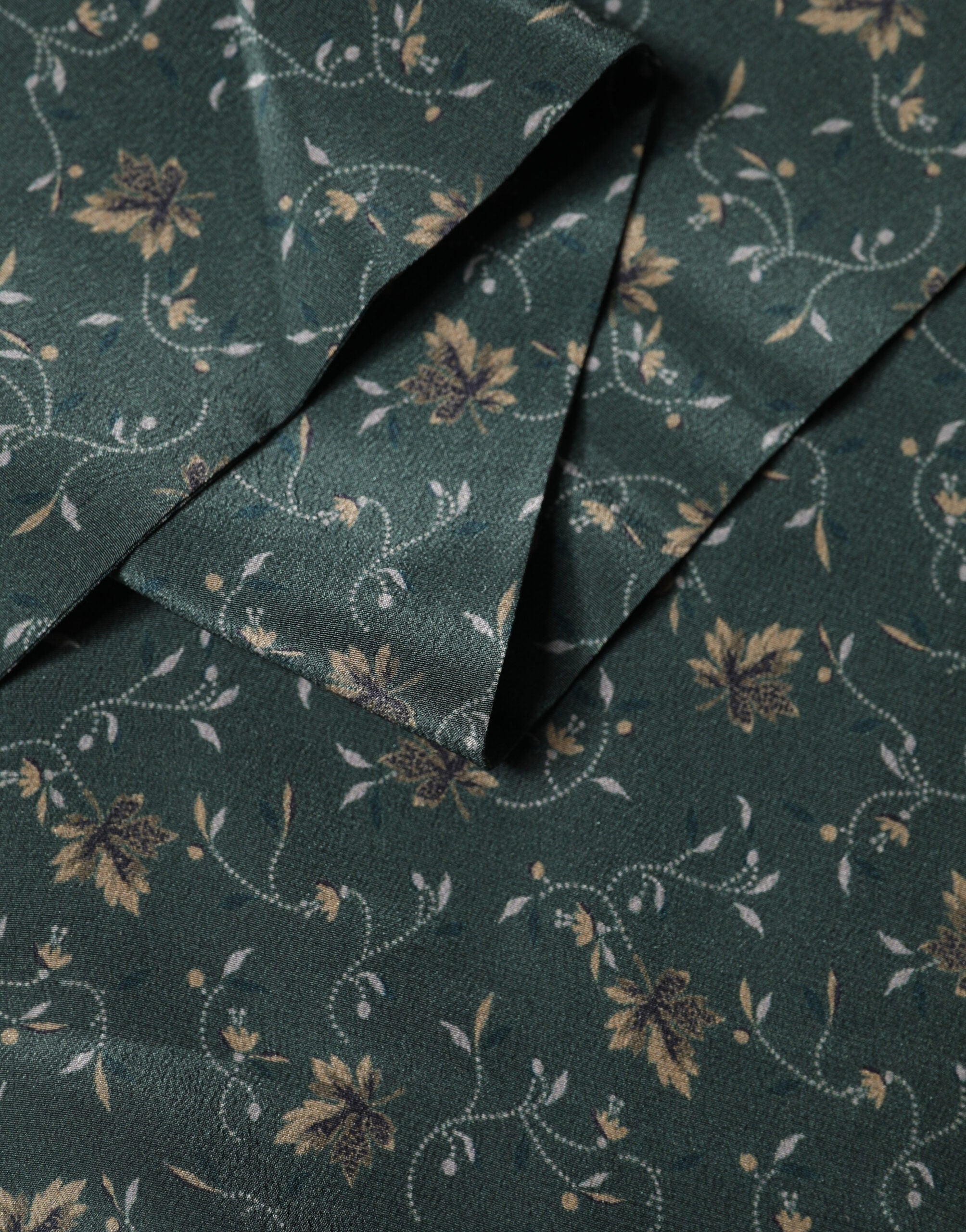 Green Silk Floral Pattern Fringed 135cm X 16cm  Scarf - ventzia