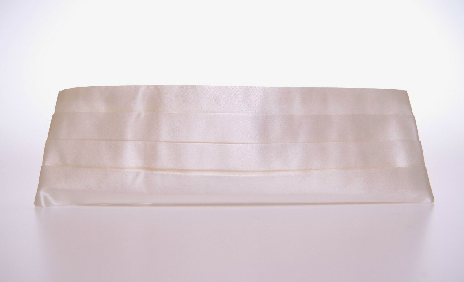 Elegant White Silk Cummerbund - ventzia
