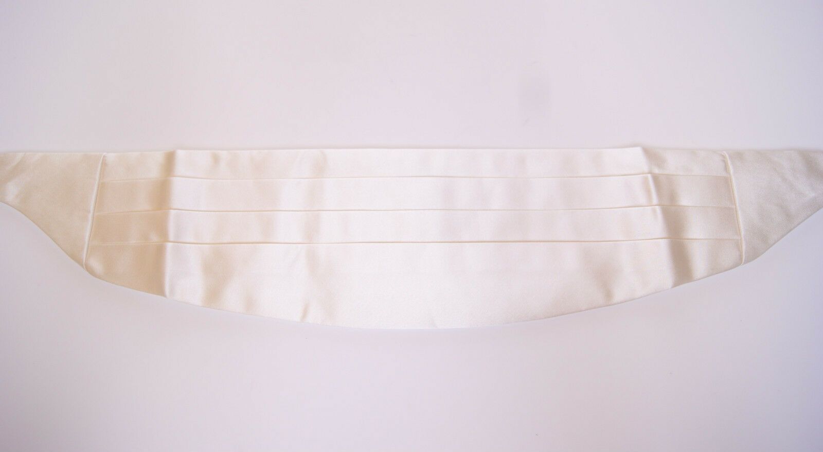 Elegant White Silk Cummerbund - ventzia