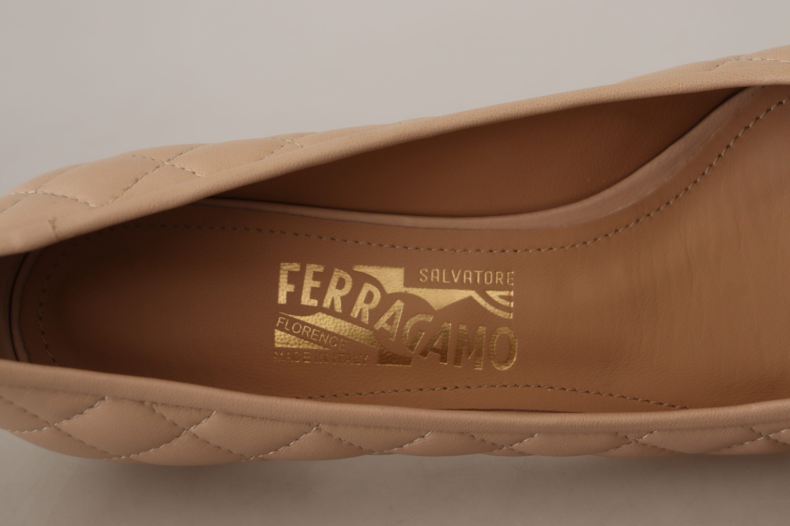 Elegant Quilted Leather Pumps in Beige and Black - ventzia