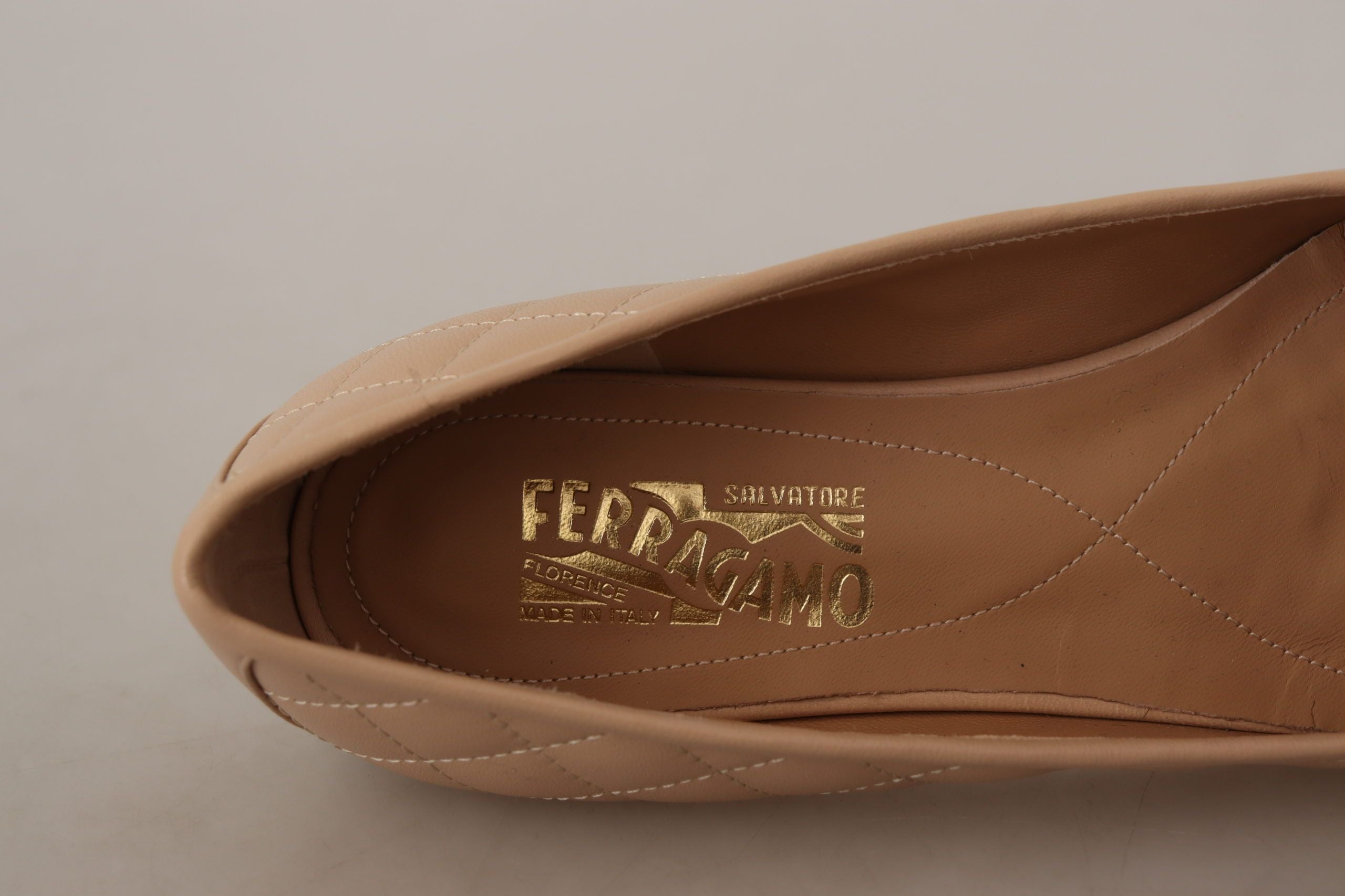 Elegant Quilted Leather Flats - Chic Dual-Tone Design - ventzia