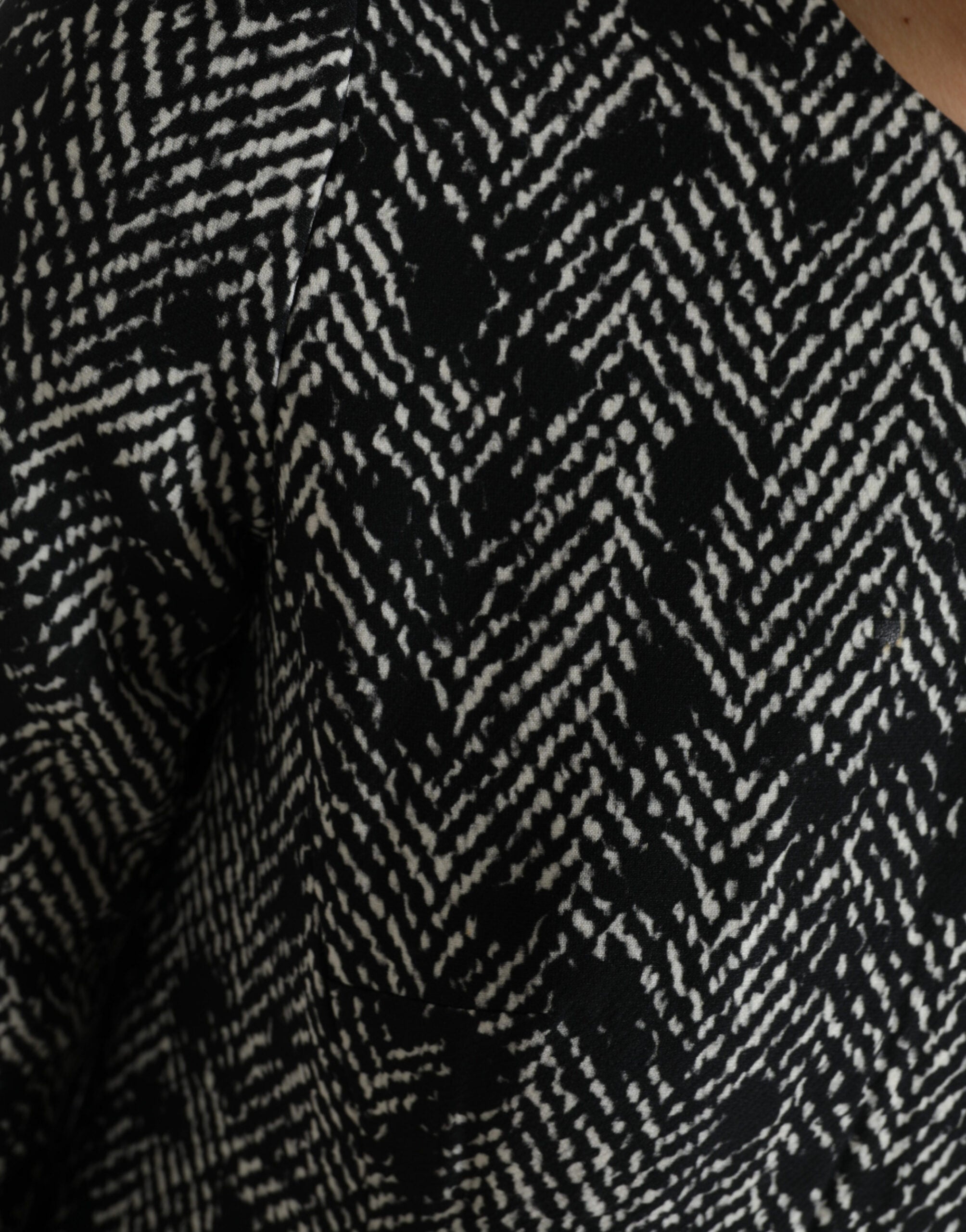 Black Chevron Polyester Shift Mini Dress - ventzia