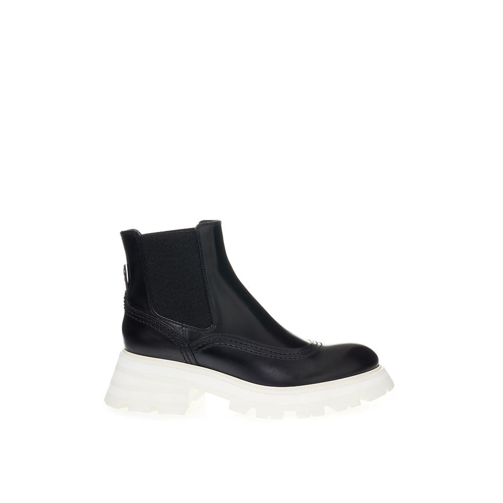 Elegant Leather Boots in Timeless Black - ventzia