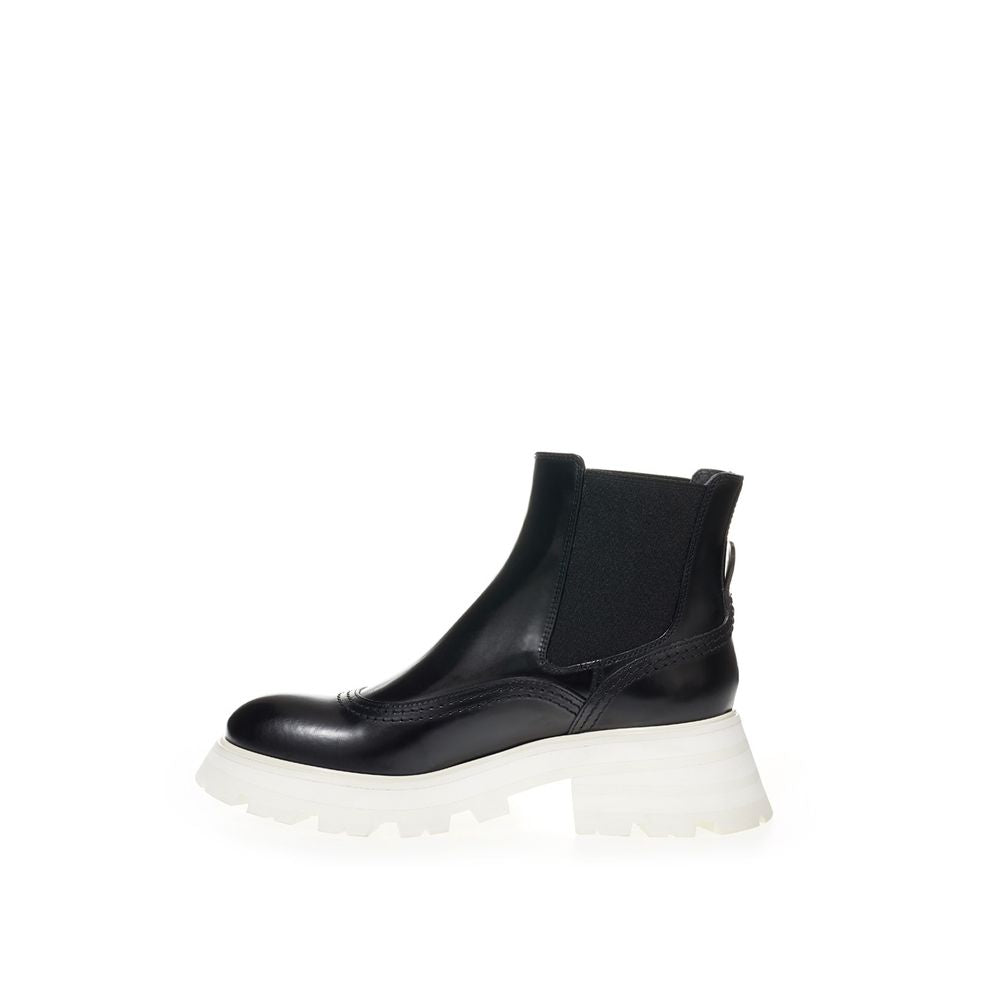 Elegant Leather Boots in Timeless Black - ventzia