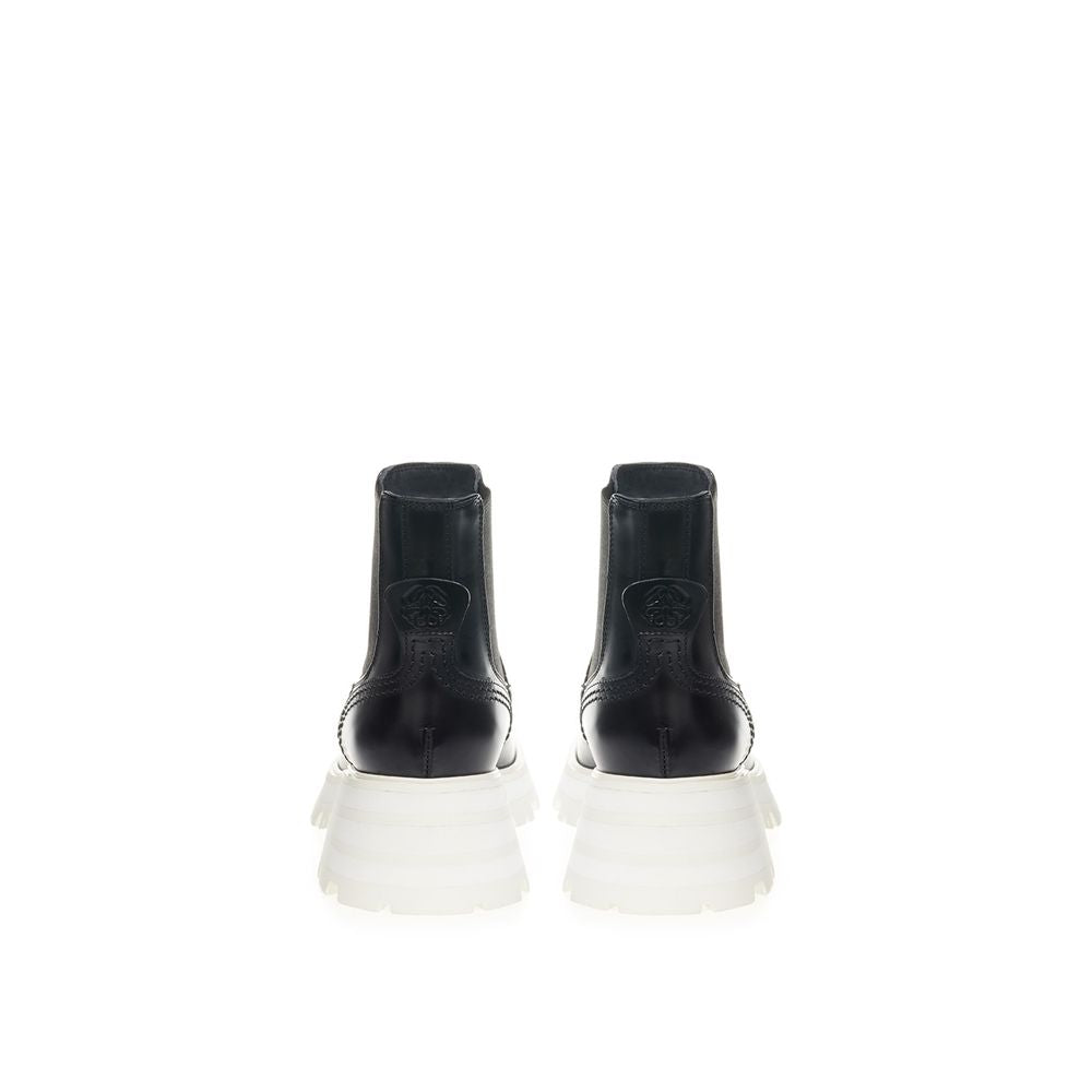 Elegant Leather Boots in Timeless Black - ventzia