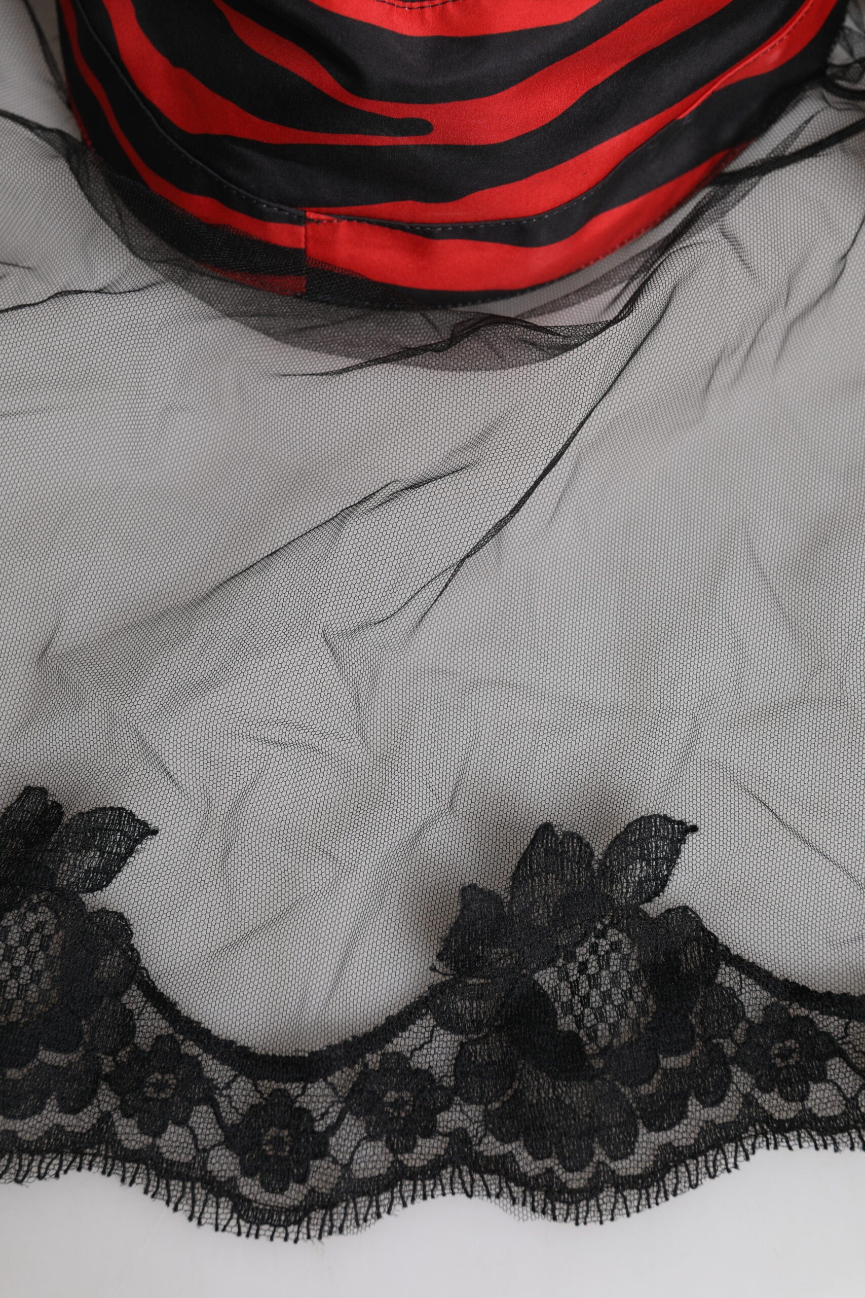 Black Red Stripes Lace Tulle Bucket Hat - ventzia